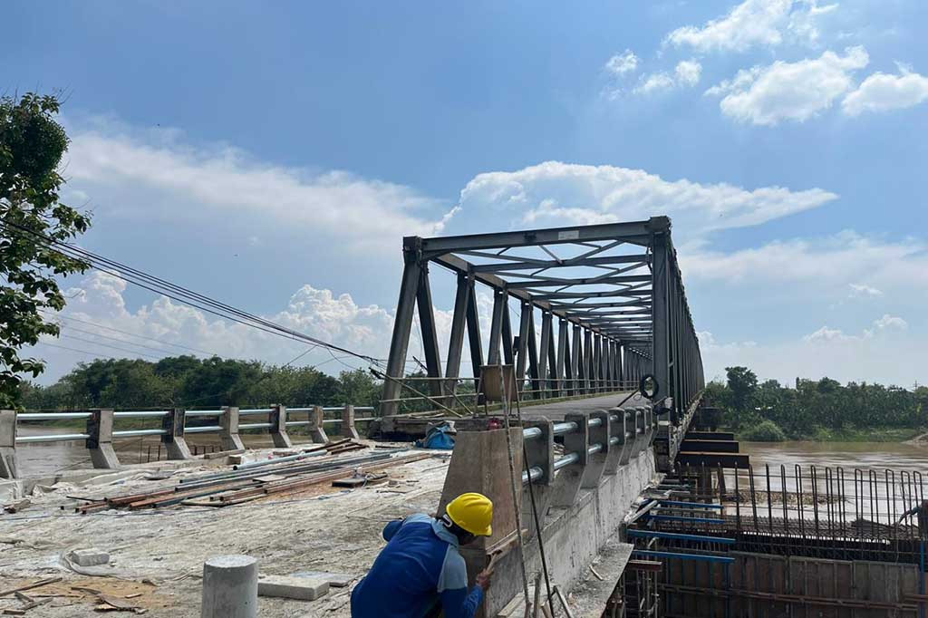 Proyek pengerjaan jembatan penghubung Bengawan Solo di Desa Simo, Kecamatan Soko, Kabupaten Tuban, Jatim, dipastikan telah mencapai 92 persen. Jembatan penghubung Kabupaten Tuban dan Bojonegoro ini pada pondasi sisi utara mengalami ambles akibat tergerus longsor arus Bengawan Solo.