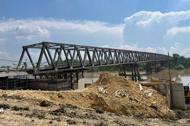 Hal tersebut disampaikan Kapala Bid ang Bina Marga Dinas PUPR PRKB Kabupaten Tuban Basdi. Menurut dia, saat ini proses pengecoran struktur kerangka utama jembatan tengah dikerjakan.