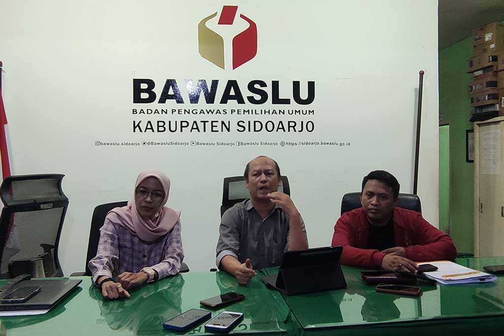 Ketua Bawaslu Sidoarjo Agung Nugraha mengatakan, prinsipnya ada tiga hal yang ditelusuri di kegiatan balai desa pada 4 Januari tersebut. Yaitu sebenarnya itu kegiatan apa, yang diundang siapa, dan narasi yang disampaikan seperti apa.