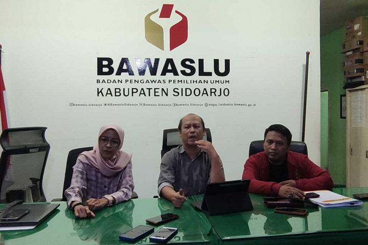 Ketua Bawaslu Sidoarjo Agung Nugraha mengatakan, prinsipnya ada tiga hal yang ditelusuri di kegiatan balai desa pada 4 Januari tersebut. Yaitu sebenarnya itu kegiatan apa, yang diundang siapa, dan narasi yang disampaikan seperti apa.