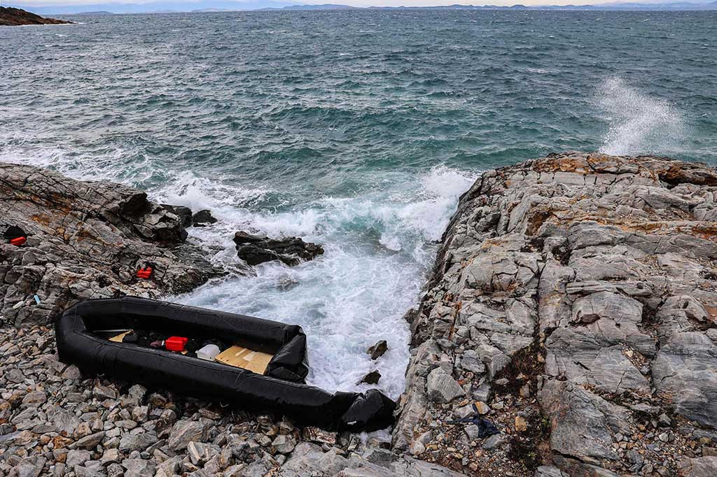 Setidaknya dua orang tewas ketika sebuah kapal yang membawa migran terbalik pada Rabu, 10 Januari 2024 di lepas pantai Pulau Lesbos Yunani di Laut Aegea, kata polisi pelabuhan, sementara sebanyak 16 orang hilang.