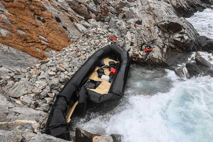 Pihak berwenang mengatakan mereka telah menemukan 18 migran yang berhasil turun dari perahu, ditambah dua mayat di laut dekat pantai, menurut seorang pejabat dari kantor penjaga pantai.