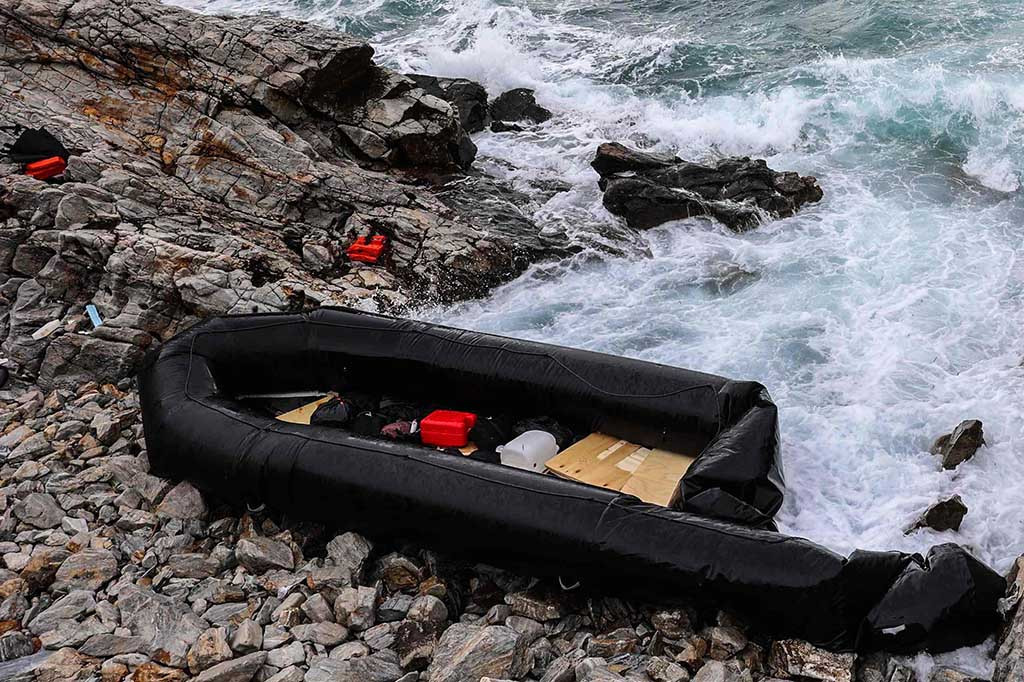 Sebuah perahu karet dari pantai Turki di dekatnya kandas di pantai berbatu Agios Georgios, sebelah timur Lesbos, sekitar pukul 03.00 waktu setempat (01.00 GMT), didorong oleh angin kencang.