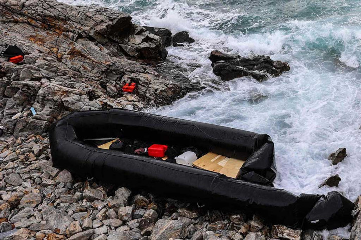 Sebuah perahu karet dari pantai Turki di dekatnya kandas di pantai berbatu Agios Georgios, sebelah timur Lesbos, sekitar pukul 03.00 waktu setempat (01.00 GMT), didorong oleh angin kencang.