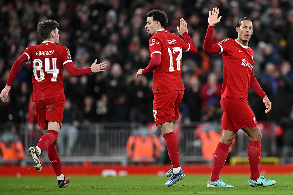 The Reds menggempur pertahanan Fulham di babak kedua namun baru berhasil menyamakan pada menit ke-68 lewat tembakan keras Curtis Jones dari luar kotak penalti.