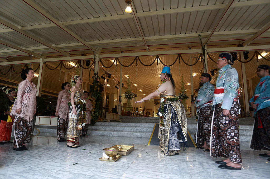 Putra bungsu penguasa Puro Pakualaman Kanjeng Gusti Pangeran Adipati Arya (KGPAA) Paku Alam X, Bendara Pangeran Harya (BPH) Kusumo Kuntonugroho, menikahi Laily Annisa Kusumastuti pada Rabu, 10 Januari 2024.