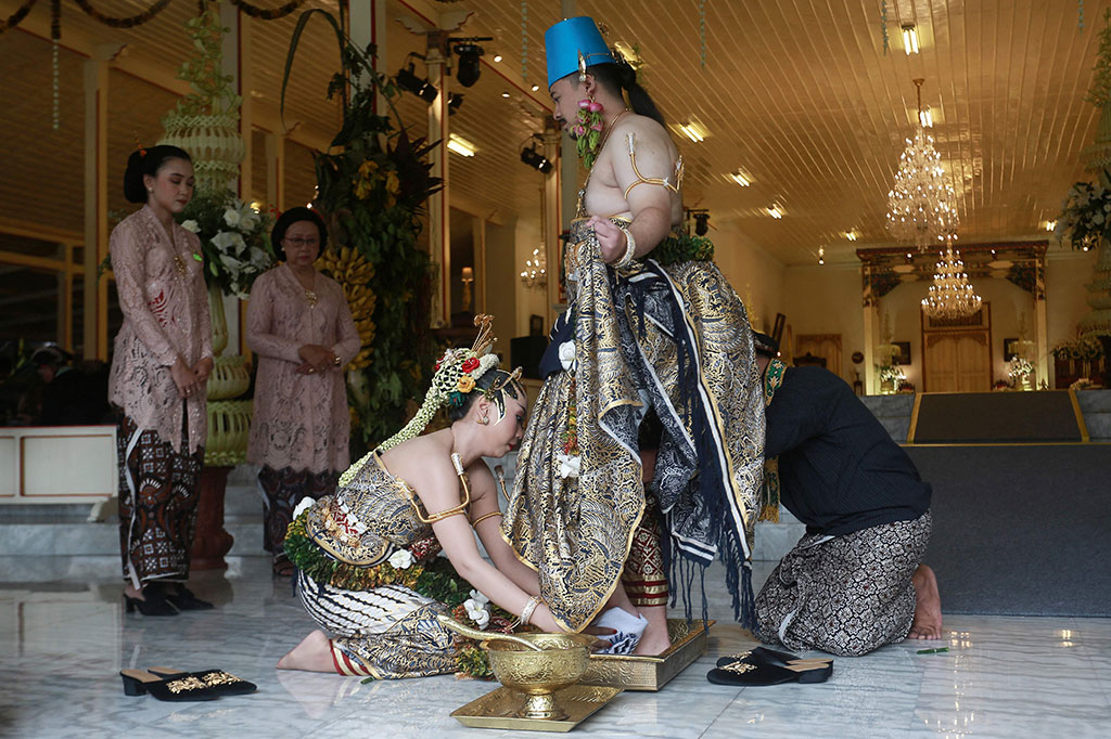 Selama prosesi ijab kabul, mempelai pria maupun perempuan mengenakan busana dengan batik motif Indra Widagda, motif pertama yang dibuat berdasarkan iluminasi Bathara Indra dalam naskah Sestradisuhul dan Sestra Ageng Adidarma.