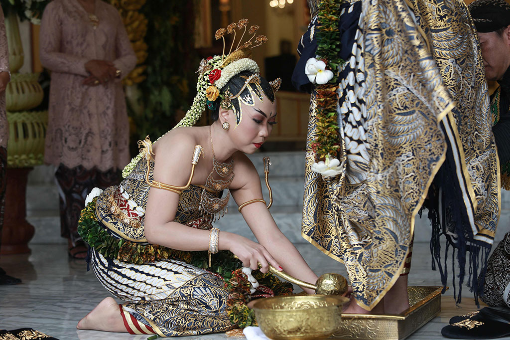 Setelah akad nikah, prosesi Dhaup Ageng dilanjutkan dengan panggih, pertemuan mempelai pria dengan mempelai perempuan.