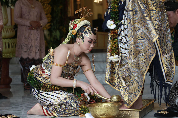 Setelah akad nikah, prosesi Dhaup Ageng dilanjutkan dengan panggih, pertemuan mempelai pria dengan mempelai perempuan.