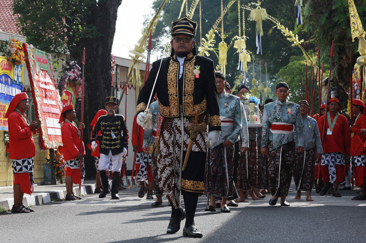 Berbagai prosesi adat Jawa khas Pakualaman mulai dari lamaran, majang dan pasang tarub, nyantri, siraman, tantingan, midodareni, akad nikah, resepsi, hingga pamitan digelar tahap demi tahap secara meriah.