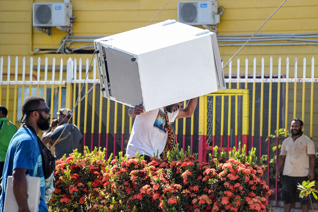 Kejadian itu menyusul demonstrasi damai di gedung parlemen yang dilakukan polisi, militer, dan pegawai negeri yang menolak pemangkasan gaji. Selain penjarahan dan kerusuhan, terdengar suara tembakan dan asap kebakaran di ibu kota negara tersebut.