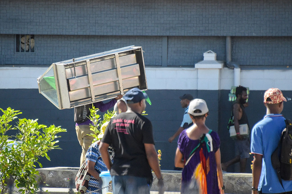 Dia mengingatkan kerusuhan hanya akan menimbulkan kehancuran bagi Papua Nugini. “Bagi masyarakat, ini ialah negara Anda. Perusahaanperusahaan membayar pajak dan pajak ini membayar biaya sekolah anak-anak Anda serta gaji yang kami peroleh. Mari kita lindungi mereka,” jelasnya.