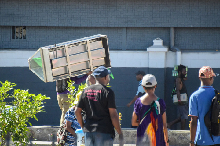 Dia mengingatkan kerusuhan hanya akan menimbulkan kehancuran bagi Papua Nugini. “Bagi masyarakat, ini ialah negara Anda. Perusahaanperusahaan membayar pajak dan pajak ini membayar biaya sekolah anak-anak Anda serta gaji yang kami peroleh. Mari kita lindungi mereka,” jelasnya.