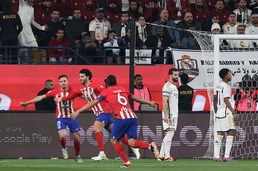 Atletico membuka keunggulan saat pertandingan baru berjalan tujuh menit. Sepak pojok Antoine Griezmann disambut sundulan Mario Hermoso yang menjebol gawang Madrid. Skor menjadi 1-0.