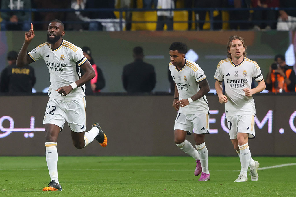 Antonio Rudiger berhasil menyamakan kedudukan untuk Madrid dengan cara yang sama saat ia menyundul bola tendangan sudut Luka Modric menjadi gol.