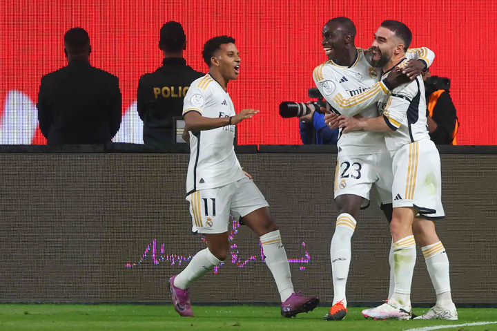Ferland Mendy kemudian membawa Madrid berbalik unggul 2-1 pada menit ke-31, usai menyelesaikan umpan mendatang Dani Carvajal.
