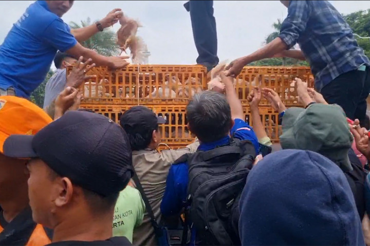  Terus merugi hingga triliunan rupiah setiap tahunnya, Komunitas Peternak Unggas Nasional membagikan ratusan ekor ayam hidup kepada pengguna jalan di kawasan patung kuda, Gambir, Jakarta Pusat, Kamis, 11 Januari 2024.
