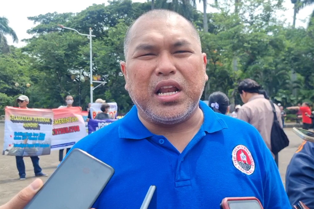 Jika harga pokok produksi berkisar antara Rp20.500-Rp21.500, namun realisasinya ayam hidup di kalangan peternak hanya dijual seharga Rp16-17 ribu per kg hingga para peternak pun mengalami kerugian Rp2-3 ribu per kg. 