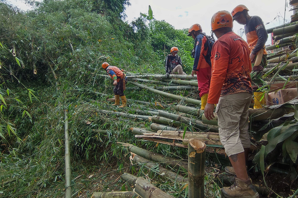 Rumpun bambu di wilayah perbatasan antardesa tumbang, dan menutupi jalan alternatif dari arah Tangkuban Parahu dan Subang menuju Lembang. Kendaraan roda dua maupun empat tidak dapat melintas jalan tersebut, sehingga harus memutar lebih jauh.