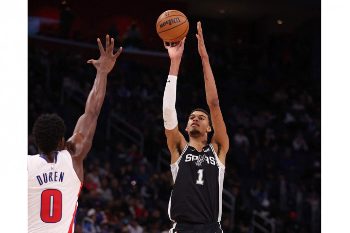 Wembanyama mencetak 16 poin, 12 rebound, dan 10 assist untuk memberikan timnya kemenangan keenam di musim NBA 2023-2024. Ini adalah catatan triple-double pertamanya di kompetisi NBA. Bahkan catatan dua digit poin, rebound, dan assist tersebut dibuat oleh Wemby hanya dalam 21 menit setelah laga dimulai. 