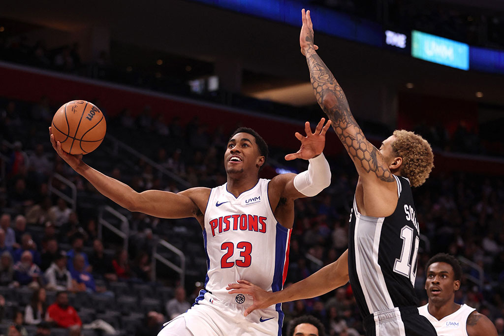 Jaden Ivey dari Detroit mencetak 19 poin, yang gagal mencetak angka pada 11 upaya dari total 18 tembakan. Bojan Bogdanovic juga menyumbang 19 poin. Keldon Johnson mencetak 17 poin dan Devin Vassell 16 poin.