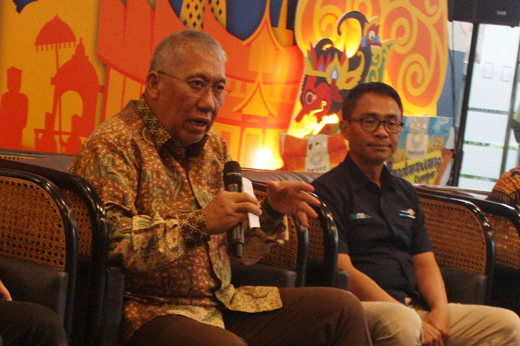 Direktur Utama Perum Bulog Bayu Krisnamurthi menampaikan bantuan pangan beras yang telah disalurkan dalam dua tahap kepada 21,3 juta Keluarga Penerima Manfaat (KPM) pada 2023 terbukti berhasil menjaga inflasi meski belum mampu menurunkan harga.