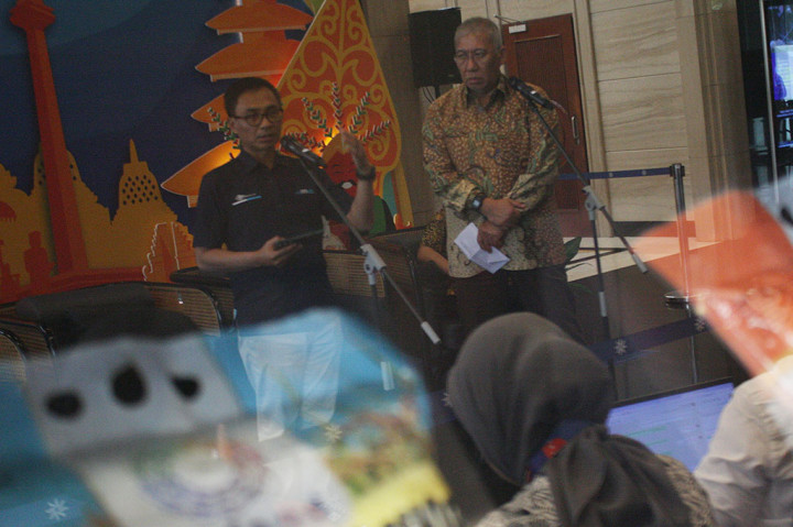 Alasan penurunan harga belum terjadi, lanjut Bayu, lantaran produksi padi yang memang menurun pada 2023 dibandingkan 2022. Mengutip data Badan Pusat Statistik (BPS), pada tahun 2022 terdapat surplus sekitar 1 juta ton beras. Sedangkan pada 2023 hanya surplus sekitar 300 ribu ton.