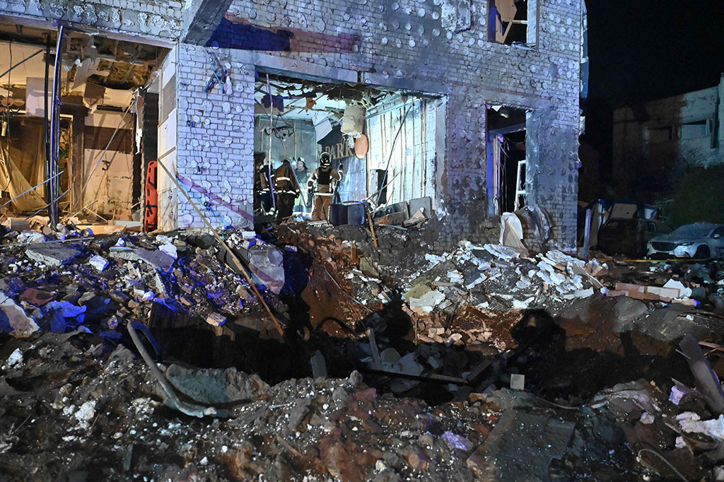 Dua rudal Rusia menghantam sebuah hotel di kota terbesar kedua di Ukraina, Kharkiv, melukai 13 orang termasuk jurnalis asing, kata pemerintah setempat pada Kamis, 11 Januari 2024.