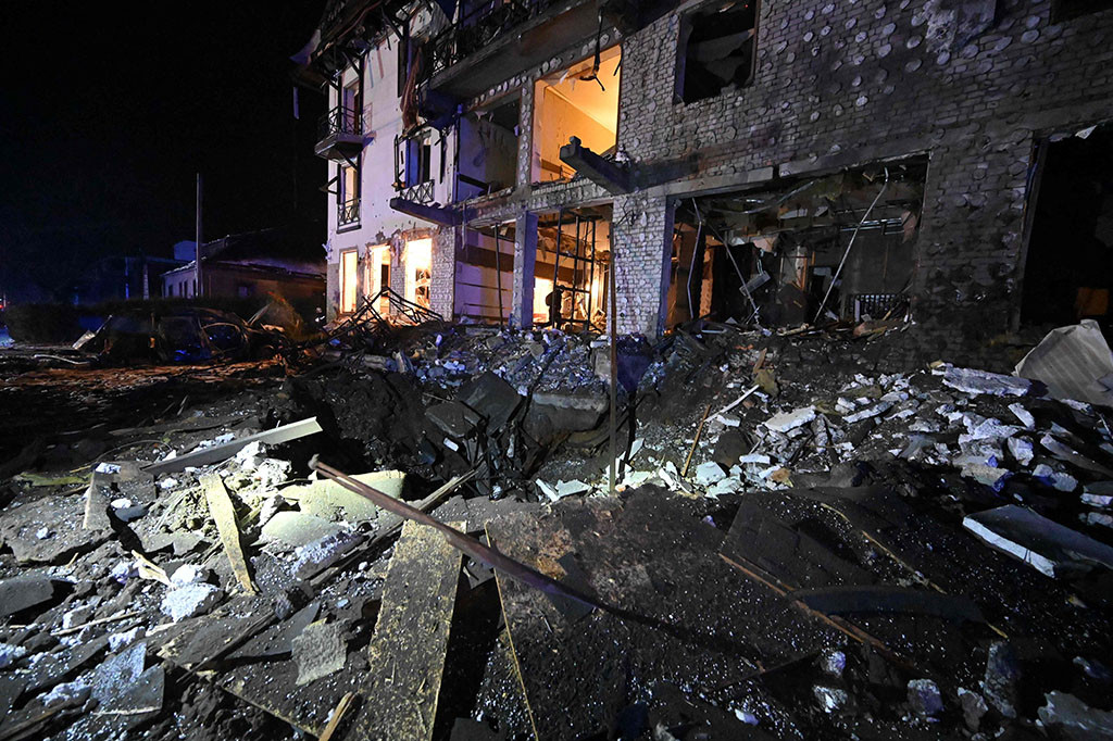 Serangan pada Rabu malam terjadi ketika Moskow dan Kyiv saling tuding menyebabkan puluhan korban sipil dalam peningkatan serangan yang tajam.