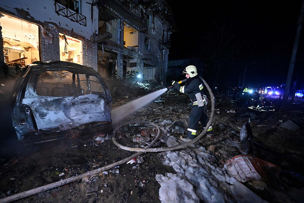 Beberapa bangunan lain, termasuk dua blok apartemen, juga dilaporkan rusak akibat serangan terbaru.