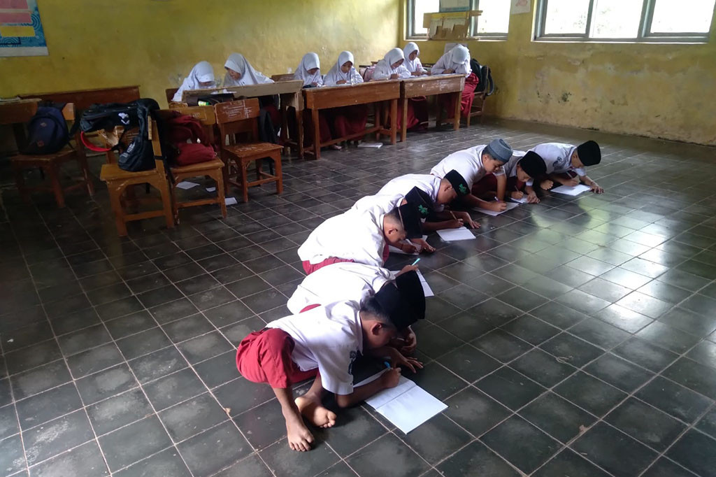 Puluhan siswa SDN Temanggung, Kampung Magelang, Desa Toblongan, Kecamatan Bojongasih, Kabupaten Tasikmalaya, Jawa Barat sudah 10 tahun mereka terpaksa harus melakukan kegiatan belajar mengajar (KBM) di kelas dengan cara lesehan. Kegiatan belajar yang dilakukannya tersebut, lantaran kursi dan meja belajar mengalami kerusakan.