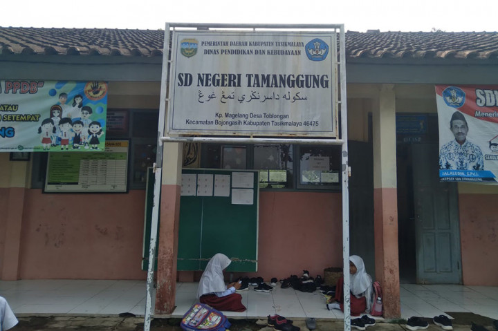 Guru SDN Temanggung, Asep Sugianto mengatakan, kegiatan belajar mengajar (KBM) bagi siswanya memang sudah terjadi di tahun 2014 dan mereka terpaksa melakukan dengan cara lesehan di lantai kelas setelah meja dan kursi mengalami rusak. Kerusakan tersebut, tidak kunjung diperbaiki setelah sekolah telah beberapa kali mengajukan perbaikan ke dinas pendidikan dan kebudayan sampai sekarang masih belum ada realisasinya.