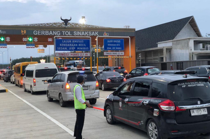 Tak hanya itu, beberapa ruas-ruas yang baru yang dioperasikan tahun 2023 lalu oleh Hutama Karya, seperti Tol Sigli-Banda Aceh Seksi 5 dan 6 (Blang Bintang-Baitussalam), Tol Binjai-Langsa Seksi 2 (Stabat-Kuala Bingai), Tol Indralaya-Prabumulih dan Tol Indrapura-Lima Puluh juga masih dioperasikan tanpa tarif atau belum berbayar, dengan ruas yang paling lama beroperasi tanpa tarif saat ini yaitu Tol Sibanceh Seksi 5 dan 6 sejak bulan Juni 2023 atau telah lebih dari 7 bulan dioperasikan tanpa tarif.