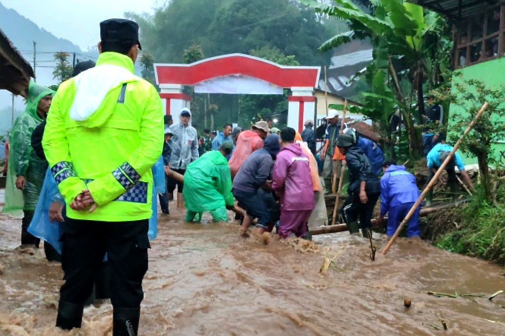 Banjir bandang menerjang permukiman warga di Kampung Cibodas RT4/RW14 Desa Suntenjaya, Kecamatan Lembang, Kabupaten Bandung Barat, Kamis, 11 Januari 2024 sore.