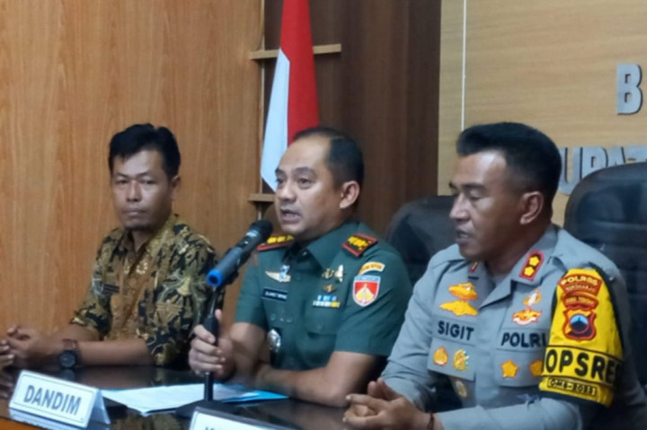 Spanduk menghebohkan itu terpasang di tengah sawah di Dukuh Ngumpul, Desa Sidorejo, Kecamatan Bendosari, Kabupaten Sukoharjo pada Selasa, 9 Januari 2024. Slamer Riyadi mengaku pertama kali mengetahui, karena diberitahu oleh Kapolres Sukoharjo, AKBP Sigit.