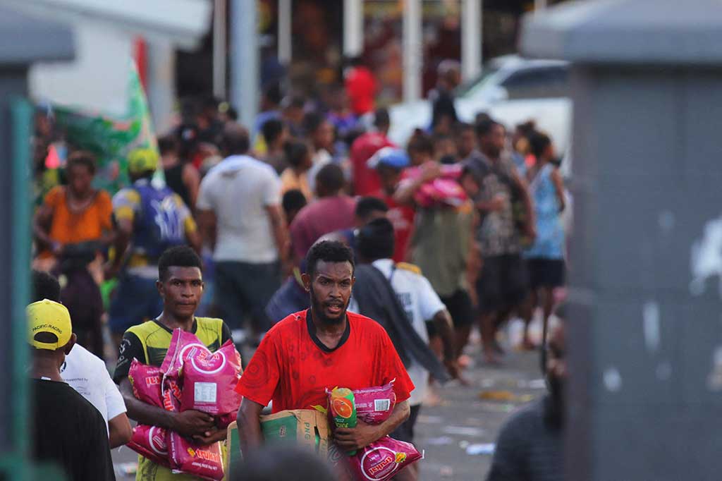 Rekaman AFPTV menunjukkan para penjarah di ibu kota menyerbu masuk ke toko-toko melalui jendela kaca yang pecah, memasukkan barang-barang curian ke kotak kardus, troli belanja, dan ember plastik. Seorang pria terlihat membawa seluruh chest freezer di bahunya.