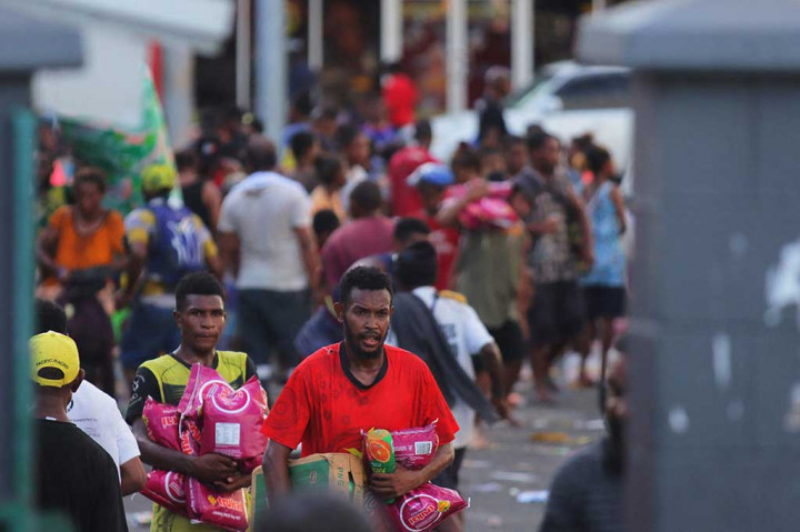 Rekaman AFPTV menunjukkan para penjarah di ibu kota menyerbu masuk ke toko-toko melalui jendela kaca yang pecah, memasukkan barang-barang curian ke kotak kardus, troli belanja, dan ember plastik. Seorang pria terlihat membawa seluruh chest freezer di bahunya.