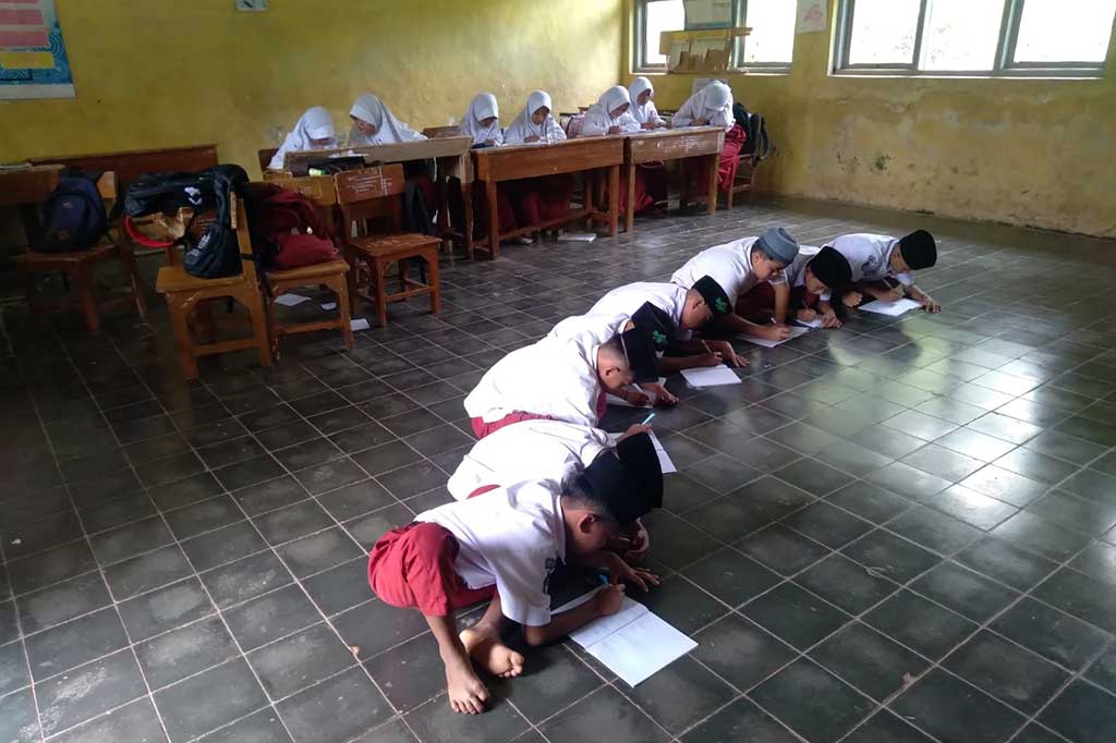 Puluhan siswa SDN Temanggung, Kampung Magelang, Desa Toblongan, Kecamatan Bojongasih, Kabupaten Tasikmalaya, Jawa Barat sudah 10 tahun terpaksa melakukan kegiatan belajar mengajar (KBM) dengan cara lesehan.