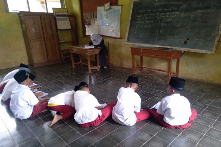 Guru SDN Temanggung, Asep Sugianto mengatakan, kegiatan belajar mengajar (KBM) bagi siswanya sejak 2014 terpaksa dilakukan dengan cara lesehan di lantai kelas setelah meja dan kursi mengalami rusak. Kerusakan tersebut tidak kunjung diperbaiki meski sekolah telah beberapa kali mengajukan perbaikan ke Dinas Pendidikan dan Kebudayan.