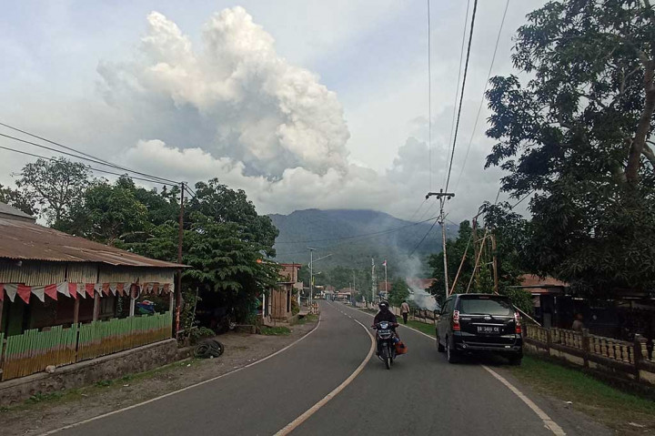 PVMBG mengingatkan masyarakat untuk mewaspadai aktivitas Gunung Api Lewotobi Laki-laki di Flores Timur, Nusa Tenggara Timur (NTT) pasca kenaikan level dari Siaga menjadi Awas.