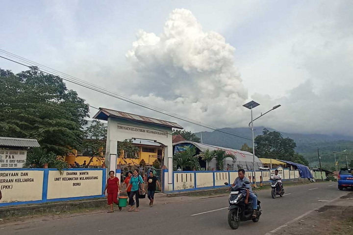 PVMBG mengingatkan masyarakat agar tidak melakukan aktivitas apa pun dalam radius empat kilometer dari puncak erupsi atau sektoral lima kilometer ke arah barat laut-utara. Desa yang masuk dalam radius itu yakni Desa Dulipali di Kecamatan Ile Bura.