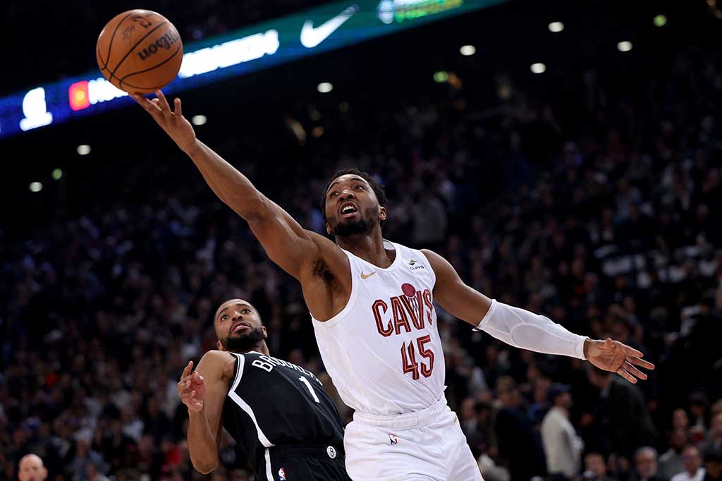 Bintang Cleveland Cavaliers Donovan Mitchell mencetak 45 poin, tertingginya untuk musim 2023-2024 saat timnya membekuk Brooklyn Nets 111-102 pada laga NBA di Accor Arena Paris, Jumat, 12 Januari 2024 WIB.