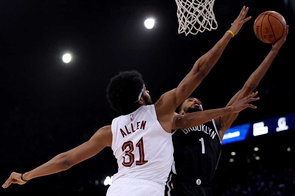 Sementara Mikal Bridges dan Cam Thomas masing-masing mencetak 26 poin untuk Nets. Lonnie Walker IV menambahkan 20 poin dari bangku cadangan untuk menggantikan Spencer Dinwiddie dan Dorian Finney-Smith yang bermain dengan menit terbatas.