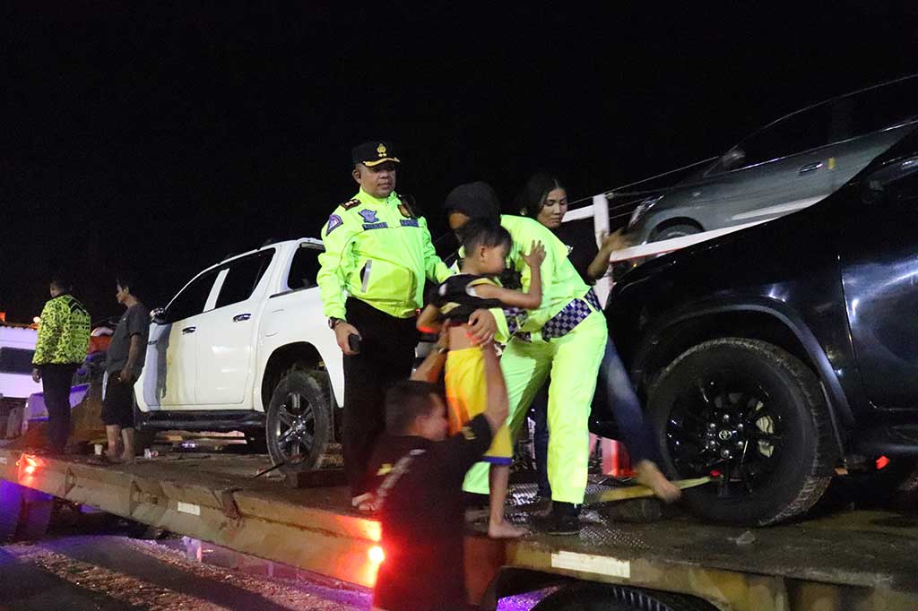 Kapolres Pelalawan AKB Suwinto mengatakan, kondisi meningkatnya debit air di Jalintim terjadi pada sepanjang Kamis, 11 Januari 2024 malam hingga Jumat, 12 Januari pagi. Pihaknya bersama Bupati Pelalawan Zukri Misran, dan Dandim Pelalawan turun langsung melakukan peninjauan dan evakuasi para pengendara yang terjebak banjir sepanjang malam dan dini hari itu.