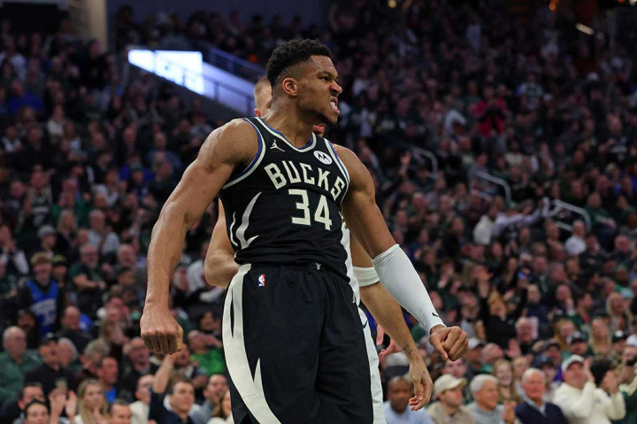 Giannis Antetokoumpo melakukan selebrasi usai laga Milwaukee Bucks melawan Boston Celtics di Fiserv Forum Milwauke Winconsin, Jumat, 12 Januari 2024 WIB. Bucks menang 135-102 pada laga tersebut.