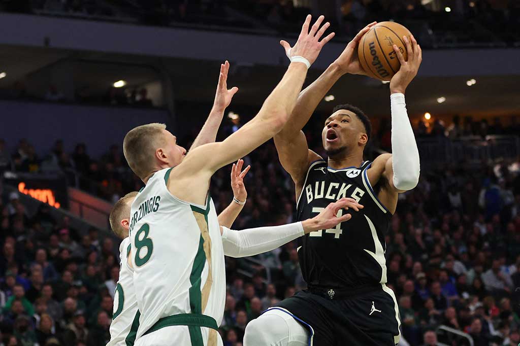 Kali ini Giannis Antetokoumpo tidak mencetak skor paling tinggi sendirian seperti dua laga Bucks sebelumnya yang berujung kekalahan. Giannis mencetak 24 poin dan 12 rebound, Bobby Portis Jr turut mencatat double-double dengan 28 poin dan 12 rebound.