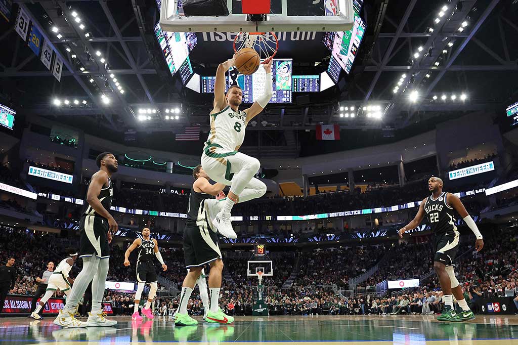 Bintang Celtics Jayson Tatum hanya bermain 16 menit dengan mencetak tujuh poin, Jaylen Brown 18 menit dan mencetak 10 poin, Derrick White 17 menit dengan hanya dua poin, Jrue Holiday 19 poin, dan Kristaps Porzingis 21 menit dengan mengemas enam poin.