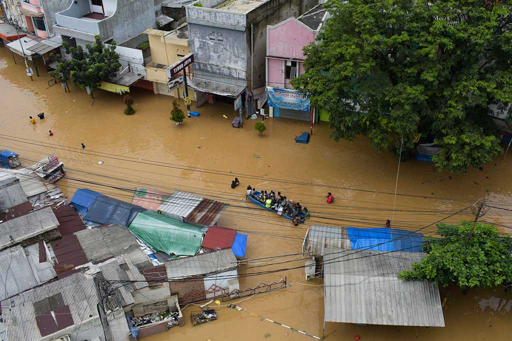 Foto udara kendaraan melintasi banjir luapan Sungai Citarum di kawasan Dayeuhkolot, Kabupaten Bandung, Jawa Barat, Jumat, 12 Januari 2024.