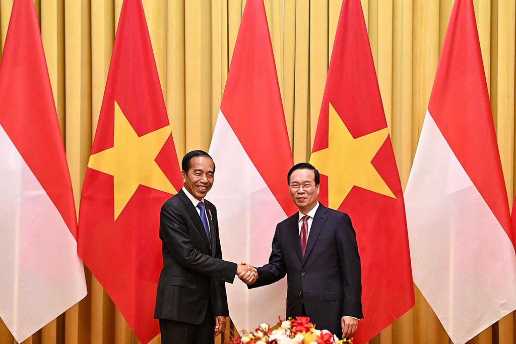  Jokowi dan Vo Van Thuong berfoto bersama dan melakukan pertemuan bilateral.