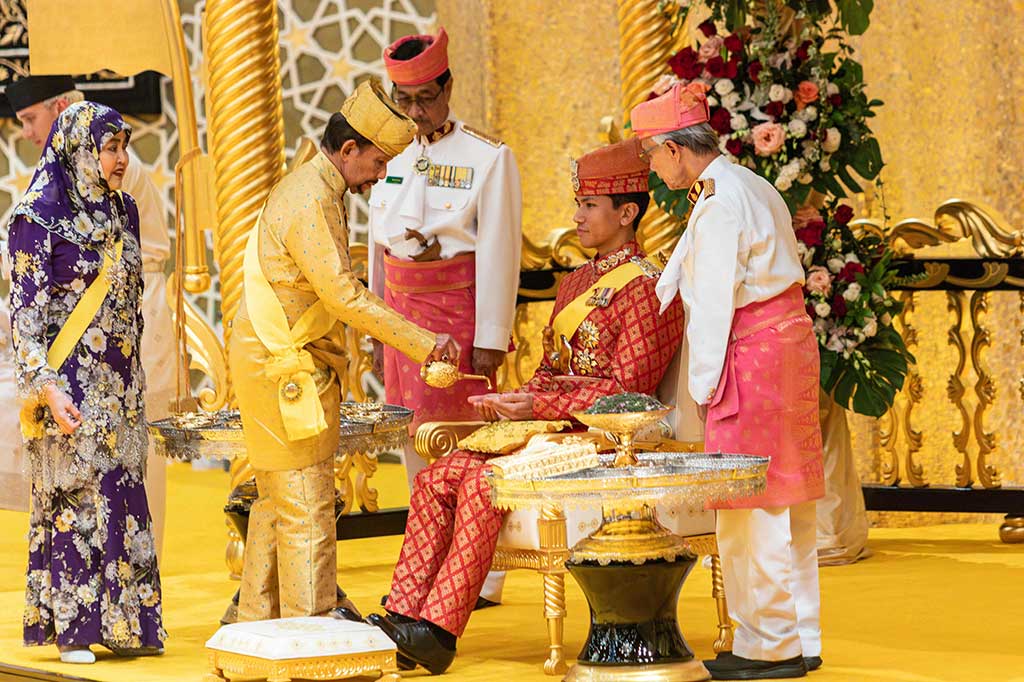 Mateen merupakan anak ke-10 dari Sultan Hassanal Bolkiah yang berada di urutan ke-6 calon penerus takhta kesultanan Brunei Darussalam. Sementara Anisha Rosnah, cucu dari salah satu penasihat khusus Sultan Brunei, merupakan seorang pebisnis. Ia dilaporkan memiliki sebuah merek fesyen sendiri dan juga bisnis pariwisata. 